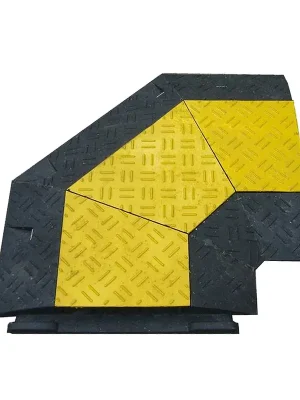Černo-žlutý plastový rohový kabelový most "levá zatáčka" (4x35x35, 1x35x40) FLOMA CPR27 - délka 50 cm, šířka 43 cm, výška 6 cm Koopje