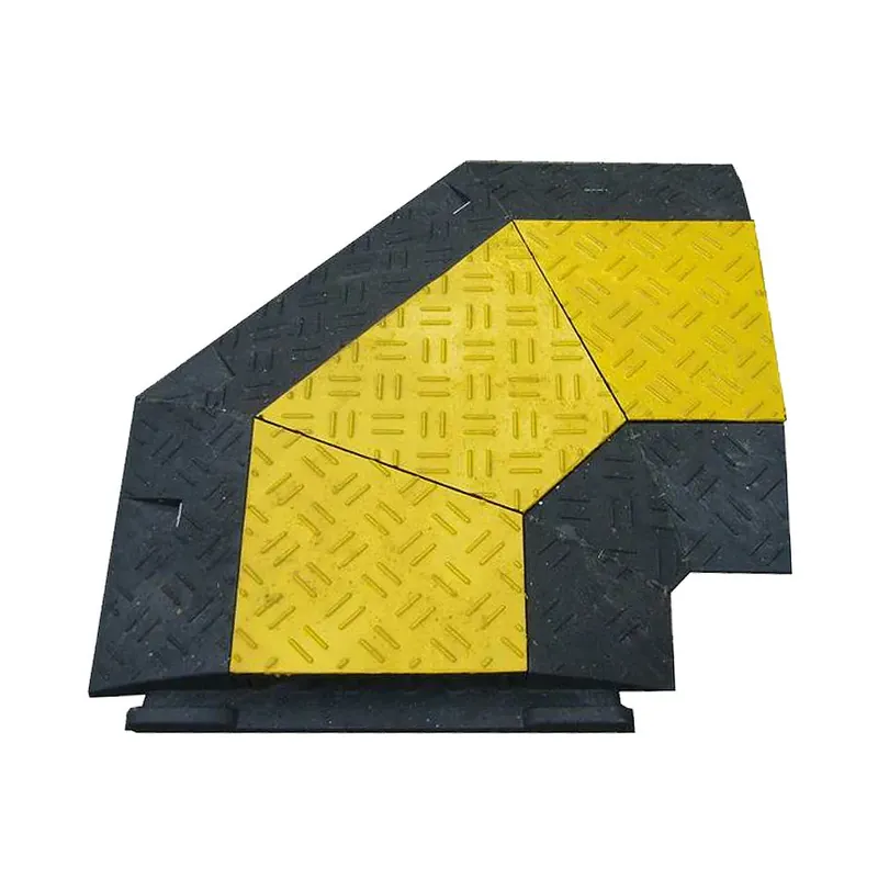 Černo-žlutý plastový rohový kabelový most "levá zatáčka" (4x35x35, 1x35x40) FLOMA CPR27 - délka 50 cm, šířka 43 cm, výška 6 cm Koopje