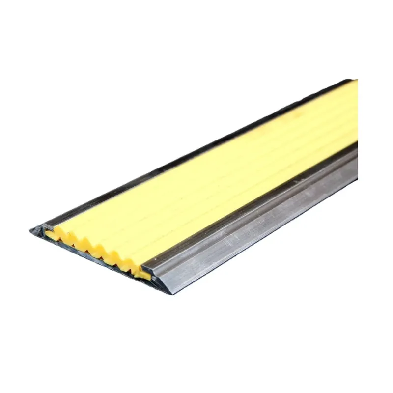 Express Levering Žlutá hliníková schodová lišta s protiskluzovým páskem FLOMA Antislip - délka 300 cm, šířka 5,3 cm, výška 0,6 cm