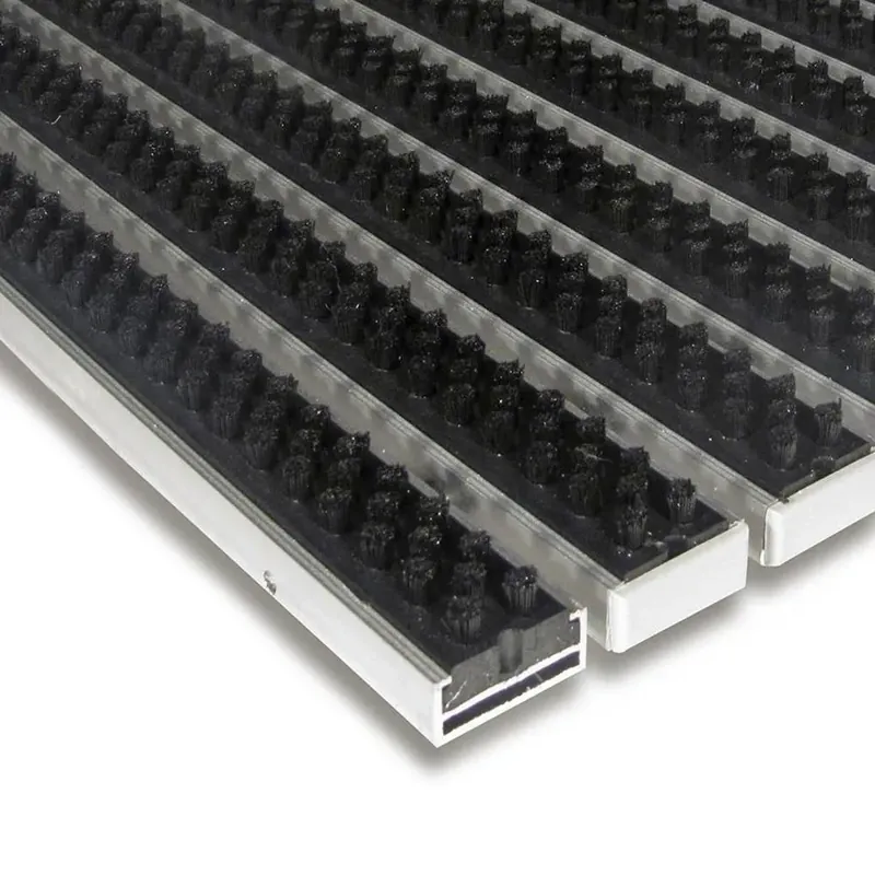 Beperkt Aanbod Černá hliníková kartáčová venkovní vstupní rohož FLOMA Alu Super (Cfl-S2) - délka 1 cm, šířka 1 cm, výška 1,7 cm