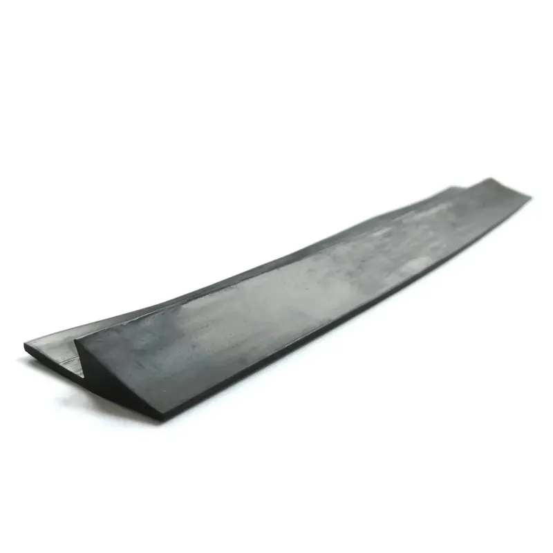 Gumová náběhová hrana (metráž) pro vstupní rohože, čisticí zóny FLOMA - délka 1 cm, šířka 2 cm, výška 1 cm Seizoensaanbieding