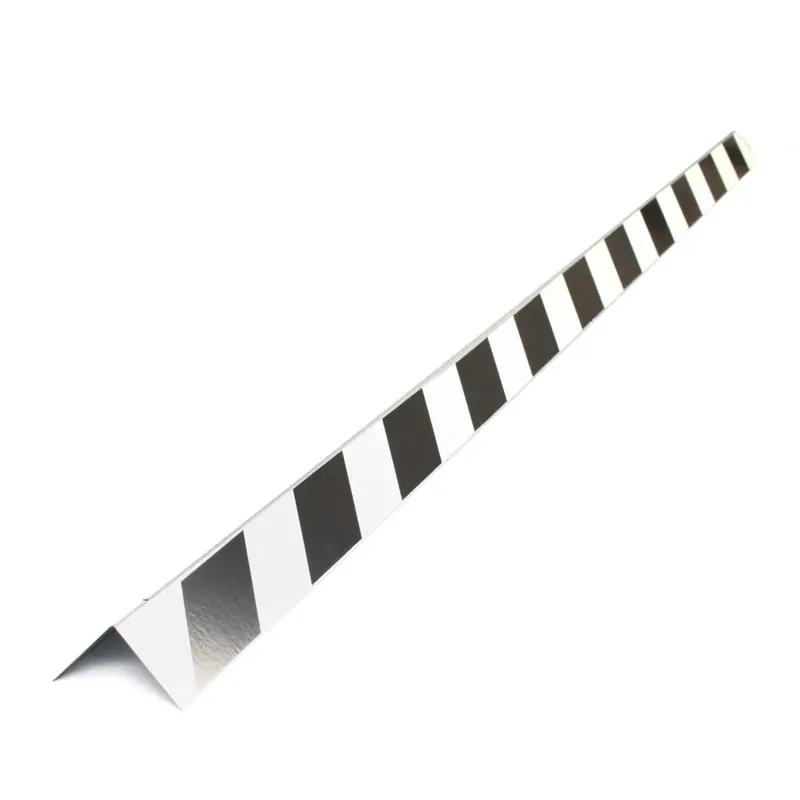 Bílo-černá fotoluminiscenční ochrana rohů zdí, stěn (L-profil) - délka 150 cm, šířka 5 x 5 cm, tloušťka 0,55 cm Snelle Levering