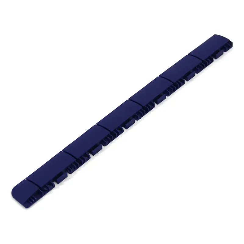 Modrý plastový nájezd "samec" pro terasovou dlažbu Linea Marte - délka 60 cm, šířka 5,2 cm, výška 1,3 cm Gereduceerde Prijs