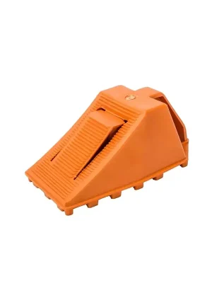 Shop Nu Oranžový plastový bezpečnostní zakládací klín pod kola - délka 21 cm, šířka 10 cm, výška 9 cm